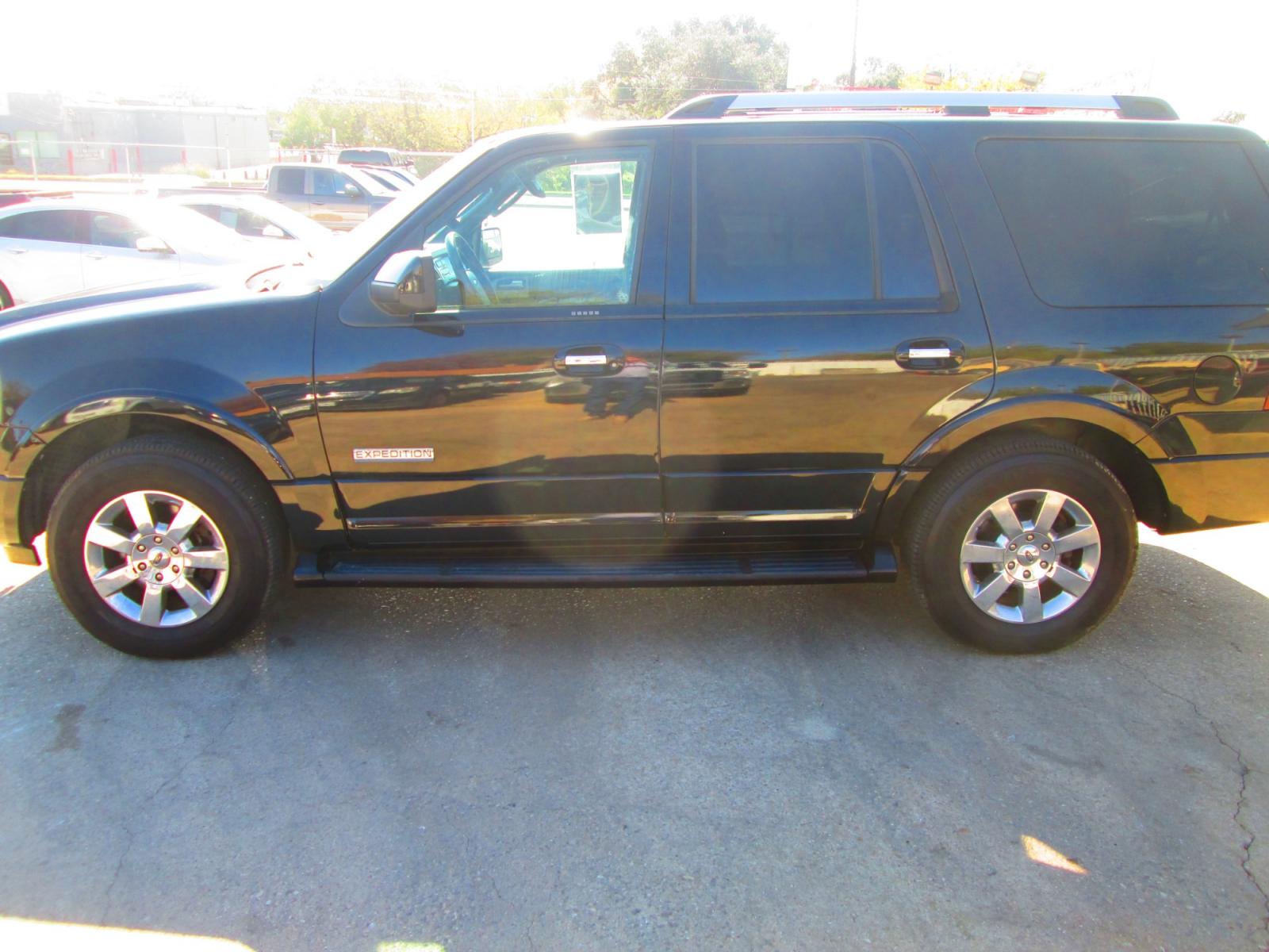 2007 BLACK Ford Expedition Limited 4WD (1FMFU20547L) with an 5.4L V8 SOHC 16V engine, 6-Speed Automatic Overdrive transmission, located at 1815 NE 28th St., Fort Worth, TX, 76106, (817) 625-6251, 32.795582, -97.333069 - Photo #9